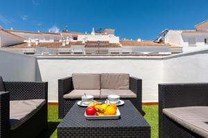 una mesa con una bandeja de fruta en el patio en Home Vejer, en Vejer de la Frontera