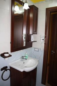 uma casa de banho com um lavatório e um espelho em Sulle orme di Federico II em Rocca Imperiale
