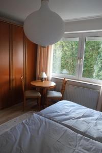 - une chambre avec un lit, une table et une fenêtre dans l'établissement Ferienwohnung Liene, à Bad Zwischenahn