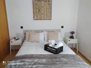 um quarto com uma cama grande e 2 mesas de cabeceira em Vianatxiki em Viana