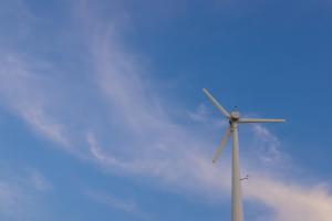 Una turbina blanca de viento en un cielo azul en Banamphur Pool Villa, en Na Jomtien