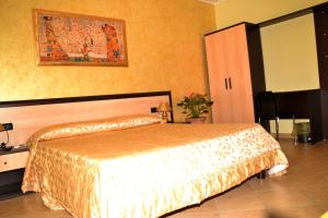 A bed or beds in a room at La Baia del Lago