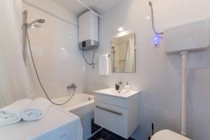 Un baño blanco con inodoro y lavabo. en Flora three bedroom apartment near beach, en Dubrovnik 20 fotos más