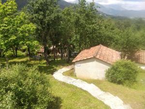 a small house in a field with trees and a road at Villa Praesidio in Riventosa