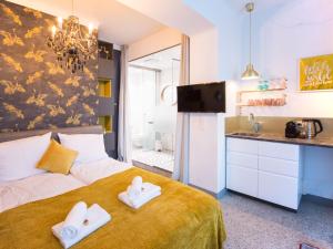Un dormitorio con una cama con toallas blancas. en Nikolai Homes en Viena