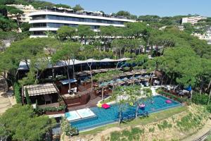 una vista aérea de un complejo con piscina en Alàbriga Hotel & Home Suites GL, en S'Agaró