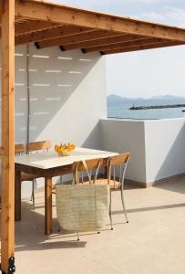 Balkoni atau teres di Fotakis Home - Comfortable newbuilt 2 Bedroom Home, 20 meters from the sea