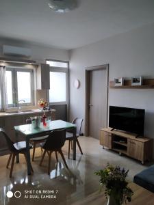 Televisyen dan/atau pusat hiburan di Fotakis Home - Comfortable newbuilt 2 Bedroom Home, 20 meters from the sea