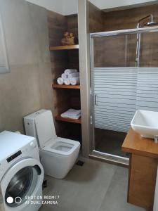 Bathroom sa Fotaki's Home - Comfortable newbuilt 2 Bedroom Home, 20 meters from the sea