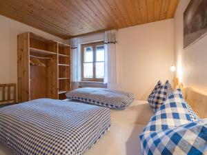 a bedroom with two beds and a window at Ferienhaus Bach Gotthard in Pfronten