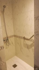 łazienka z prysznicem i szklanymi drzwiami w obiekcie Playa Chica apartment w Puerto del Carmen