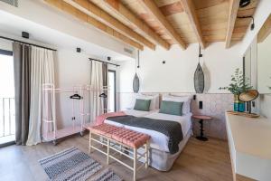 A bed or beds in a room at Villa Torrenova 36