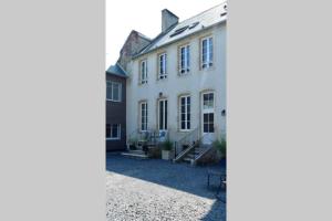 - Vistas a una casa desde la calle en Raconte-Moi Une Histoire, en Bayeux