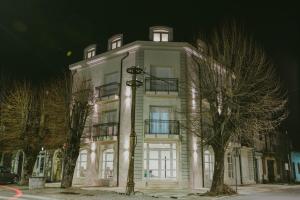 策提涅的住宿－Hotel Dapčević，白色的建筑,边有灯