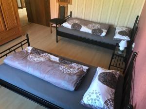 Tempat tidur dalam kamar di Ferienwohnung Lippert