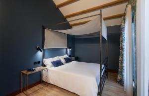 A bed or beds in a room at Eira Gundián Még 13 kép
