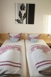 מיטה או מיטות בחדר ב-Gästehaus Adler