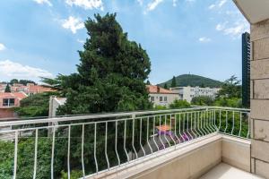 balcón con vistas a un árbol en Flora three bedroom apartment near beach en Dubrovnik