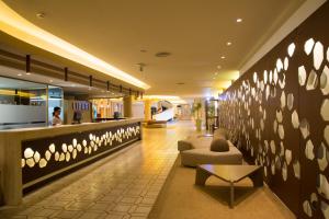 una hall di un hotel con divani e bar di MClub Lipari a Sciacca