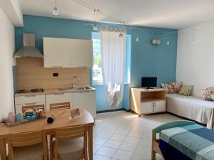a small room with a bed and a kitchen at Mini-Appartamenti, Camere Lanterna Blu in Mombello Monferrato