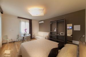 Gallery image of International Rooms & Apartments in Sirmione