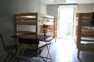 um quarto com uma mesa e beliches em La Petite Auberge de Saint-Sernin em Toulouse