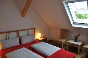 Ένα ή περισσότερα κρεβάτια σε δωμάτιο στο Kulturfreizeiten Ferienwohnungen