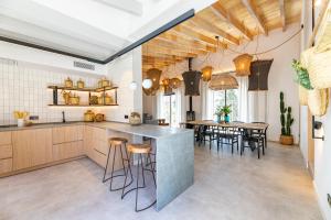 a kitchen and dining room with a table and chairs at Villa Torrenova 36 in Magaluf
