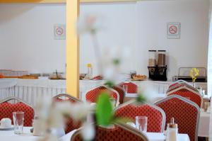 Reštaurácia alebo iné gastronomické zariadenie v ubytovaní Nea Metropolis