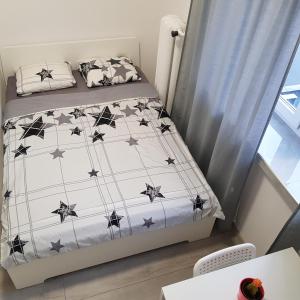 Posteľ alebo postele v izbe v ubytovaní MirrorRoom PL Downtown