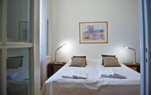 En eller flere senge i et værelse på Helsinki Apartments