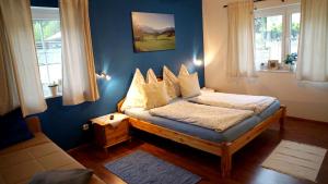 Un dormitorio con una cama con almohadas. en AlpenSportLodge en Altenmarkt im Pongau