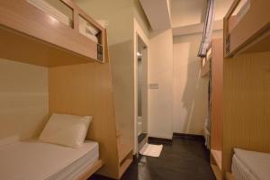 台北的住宿－瘋台北青旅 Fun Inn Taipei Hostel，一间小房间,内设两张双层床