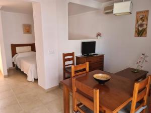 Μια τηλεόραση ή/και κέντρο ψυχαγωγίας στο Apartamentos El Barrio