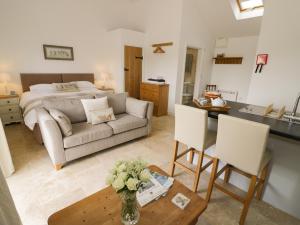 ein Wohnzimmer mit einem Sofa und einem Tisch in der Unterkunft Ash Barn in Daventry