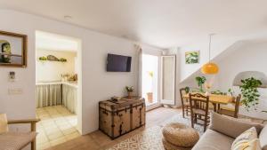 sala de estar con sofá y mesa en Romantic Ronda garden cottage, en Ronda