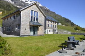 Aga Fjord Apartments Hardanger في Nå: مبنى امامه طاولة نزهة