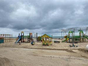 um parque infantil na areia na praia em Апартаменты Золотой Бугаз em Karolino-Buhaz