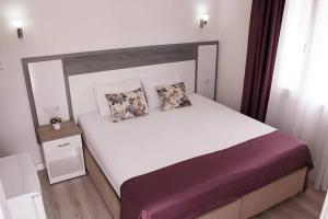 チェシメにあるParla Apart Hotelのベッドルーム1室(大きな白いベッド1台、枕2つ付)