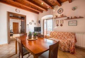 - un salon avec une table et un canapé dans l'établissement Nice apartment in Palazzo Vatticani, à Palerme
