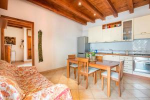 - une cuisine et une salle à manger avec une table et un canapé dans l'établissement Nice apartment in Palazzo Vatticani, à Palerme