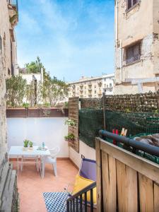 - un petit balcon avec une table et une table blanche dans l'établissement Nice apartment in Palazzo Vatticani, à Palerme