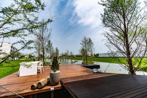 una terraza de madera con vistas a una masa de agua en Life in Nature, en Wujie