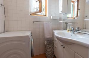 La salle de bains est pourvue d'un lave-linge et d'un lavabo. dans l'établissement Apartments Summer Touch Petrčane, à Petrčane