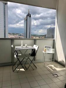 un tavolo e sedie su un balcone con vista sulla città di VESUCHARME Flat a Napoli