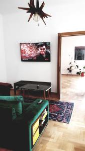 Televízia a/alebo spoločenská miestnosť v ubytovaní PRZEPIĘKNY APARTAMENT w sercu Starego Miasta