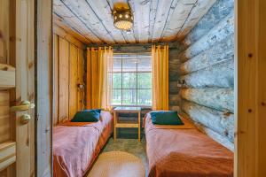 Ένα ή περισσότερα κρεβάτια σε δωμάτιο στο Rukan Salonki Chalets