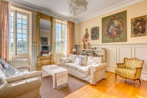 卡迪拉克的住宿－Le Domaine d Eden Château Garreau，客厅配有两张沙发和一张桌子