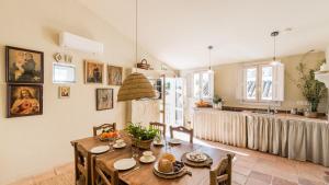 una cucina e una sala da pranzo con tavolo e sedie di Ronda Romántica Lofts a Ronda
