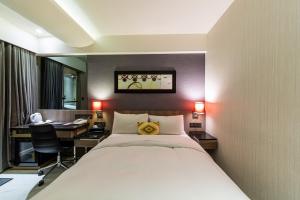 Llit o llits en una habitació de Beauty Hotels Taipei - Hotel Bfun